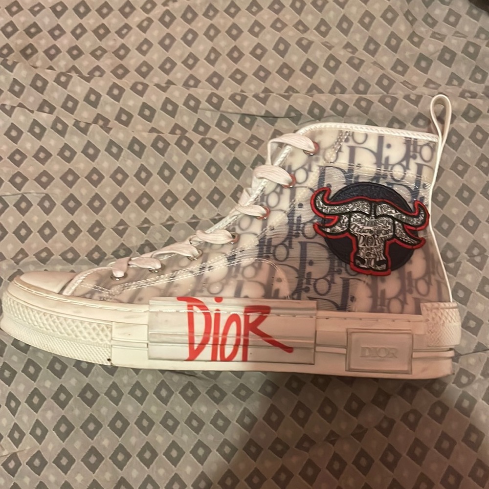 I’m selling b23 high top dior sneakers